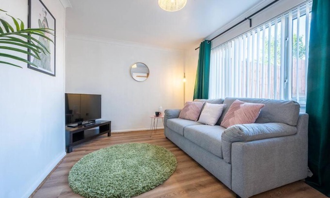 Rogerstone House | Family-Friendly Stay at Rogerstone House by Tŷ SA
