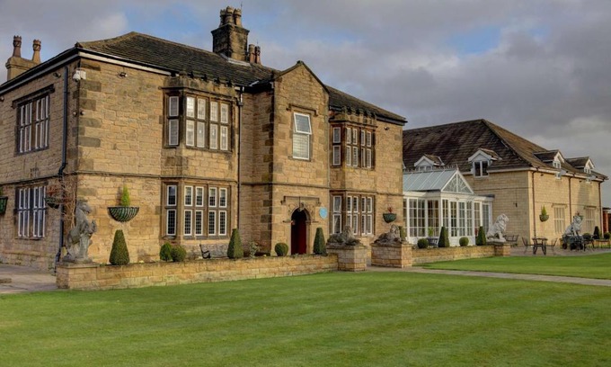 Badsworth Hotel | Elegant Rogerthorpe Manor Hotel: 4-Star Comfort & Amenities