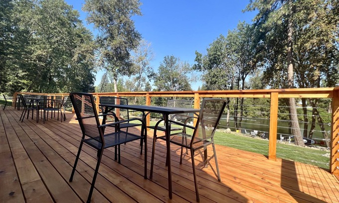 Fruitdale Cabin | Rogue River Resort: Family-Friendly Stay with Breakfast Included