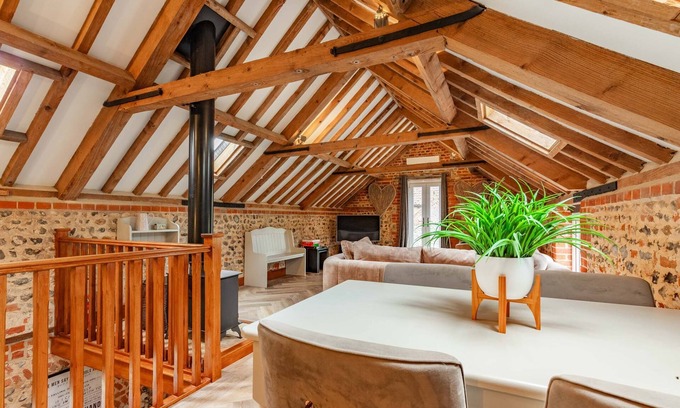 Roughton House | Rogues Barn - Pet Friendly Getaway with Spa & Hot Tub