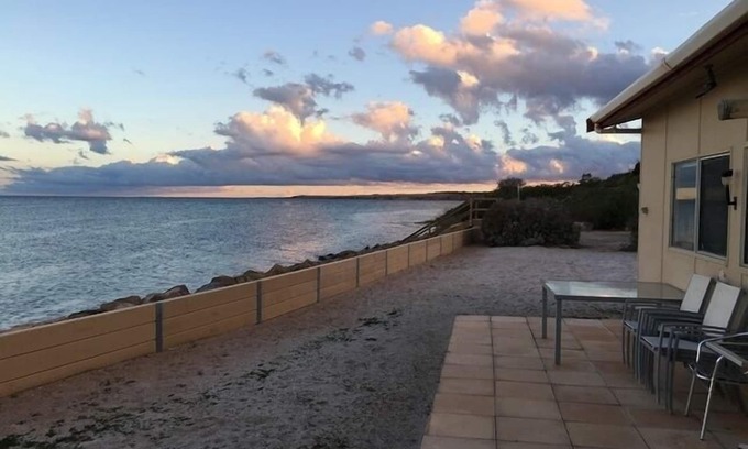 Muloowurtie House | Beachfront Bliss at Rogues Weekender - Pet Friendly & Cozy
