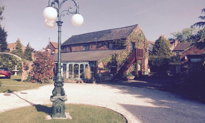 Pontefract House | Pet-Friendly Retreat at RolandsCroft Guest House