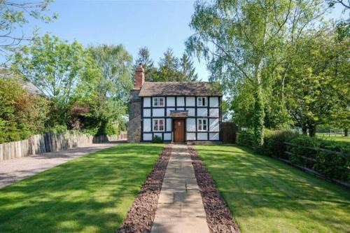 Whitbourne House | Cozy Crumpelbury Cottage with Hot Tub and Pet-Friendly Perks