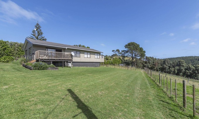 Otaua House | Relaxing Rolling Hills Retreat: Family-Friendly Holiday Home