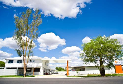 Roma Hotel | Discover Roma Central Motel: 4-Star Comfort & Family-Friendly