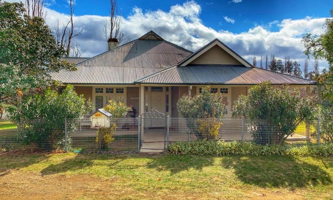 Omadale House | Pet-Friendly Roma Cottage on Roma Orchard - Rated 9/10!