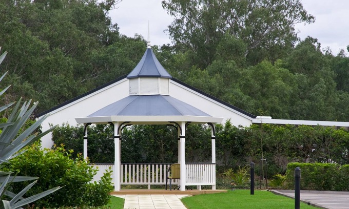 Roma Hotel | Discover Roma Explorers Inn: 4-Star Stay with Pool & Dining