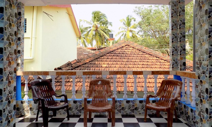 Calangute House | Romaldo Guest House: Cozy Retreat with Breakfast & Kitchen