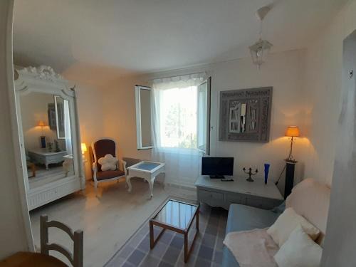 Pontaillac Apartment | Romantic Retreat Just Steps from the Beach for Families