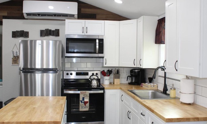 Woodway Apartment | Romantic Getaway Near Lake Waco, Zoo & Magnolia Silos