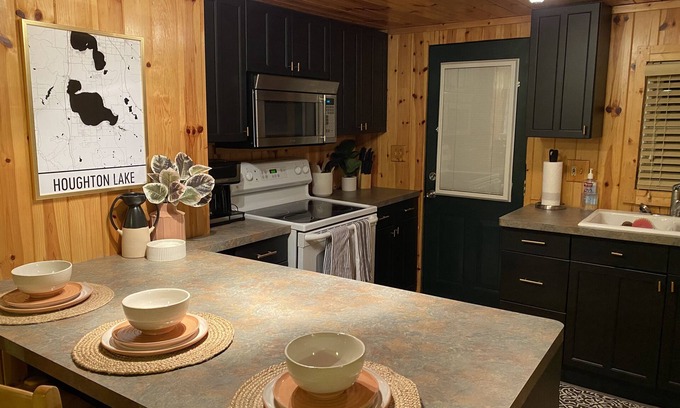 Houghton Lake Cottage | Romanski Retreat | Scenic Lake View with Pet-Friendly Perks
