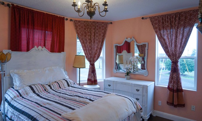 Astoria Condo | Romantic Oceanfront Condo with Pool & Spa in Columbia