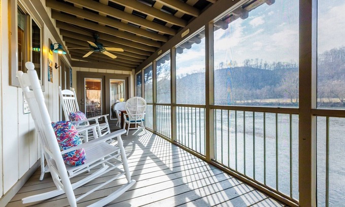 Draper Cabin | Romantic Getaway by New River - Blue Moon Retreat