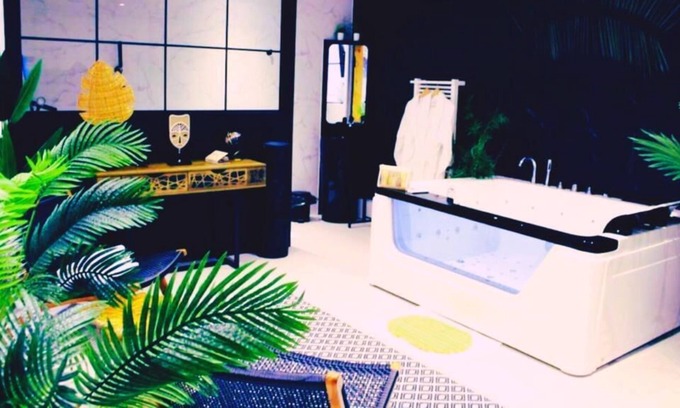 Amiens House | Romantic accommodation with jacuzzi and sauna