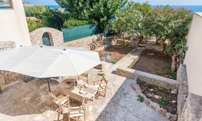 Diso House | Cozy Front Sea House with Breakfast and Family-Friendly Perks
