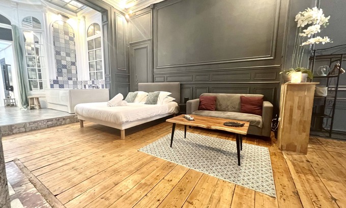Calais Apartment | Romantic Getaway with Jacuzzi and Family-Friendly Amenities