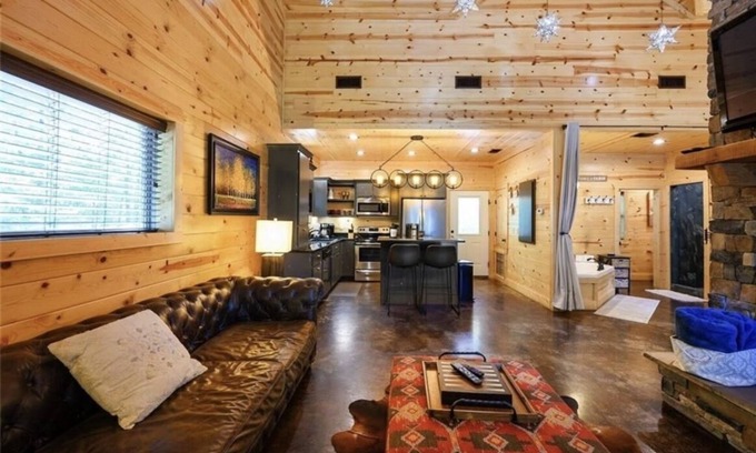 Broken Bow Cabin | Romantic Cabin Retreat with Hot Tub & Lake View, Rated 9.8