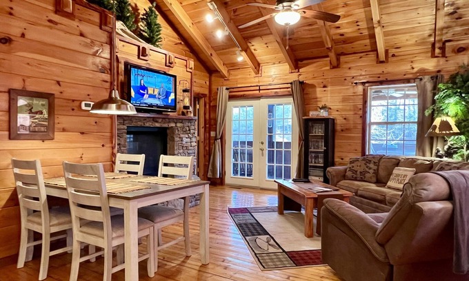 Gatlinburg - Pigeon Forge Cabin | Romantic Cabin Retreat with Hot Tub and Fireplace