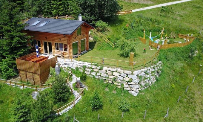 Ratten Ski Chalet | Tranquil Retreat with Ocean View and Cozy Fire Pit