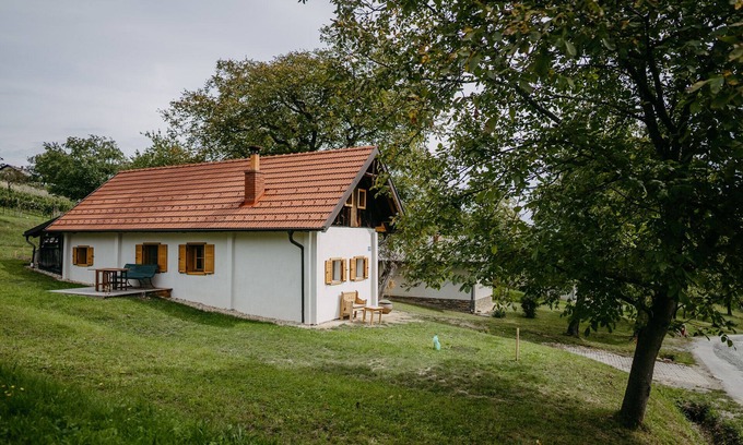 Strem House | Enchanting Countryside Cellar with Breakfast & Family Amenities
