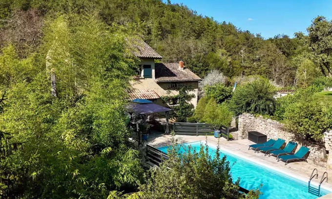 Gavaudun Bed & Breakfast | Romantic charm" room in the Périgord countryside (breakfast included)