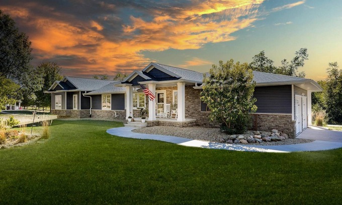 Robins House | Enchanting Home Near Attractions with Pet and Child Amenities