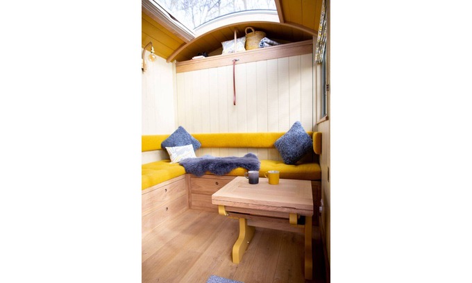 Birdham Ski Chalet | Cozy Shepherd Hut Hideaway in Orchard with Breakfast