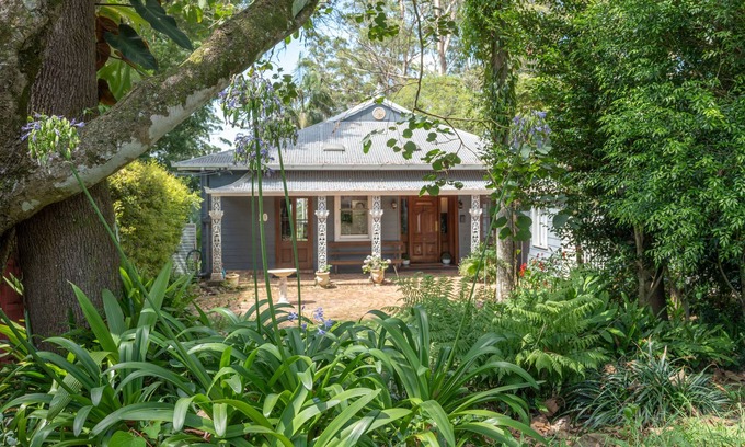 Eagle Heights Cottage | Romantic Cottage Steps from Gallery Walk with Breakfast