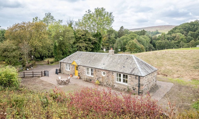 Monzie Cottage | Enchanting Cottage for Two Near Historic Castle Tours