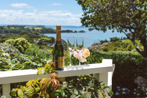 Waiheke Island House | Romantic Cottage with Ocean View and Hot Tub - 10/10 Rated