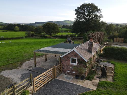 Llangadog Ski Chalet | Charming Cabin with Hot Tub & Breathtaking Views