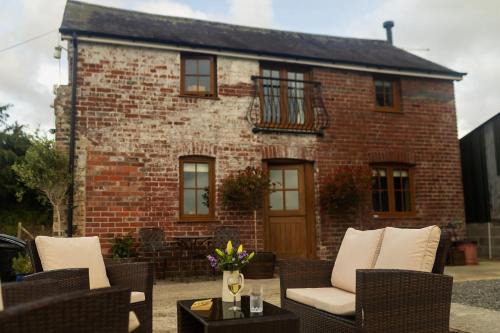 Llangadog House | Historic Cottage with Oak Beams & Family-Friendly Amenities