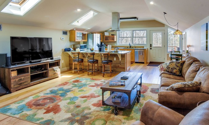 Central Apartment | Enchanting Loft Retreat with Yard Near Clemson, Rated 10/10