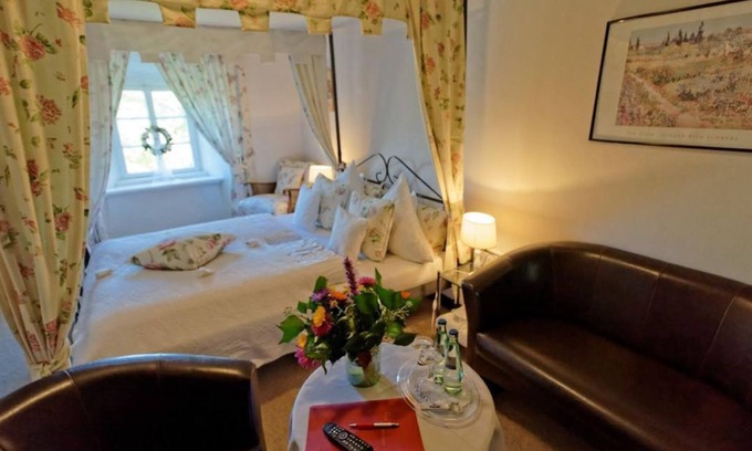 Kronenburg House | Romantic Double Room at Burghaus and Villa Kronenburg
