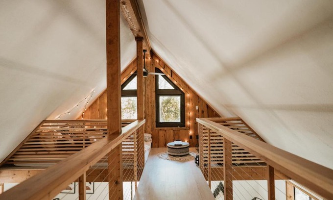 Mariposa House | Romantic Retreat: Casa Oso with Hiking Trails & Pond