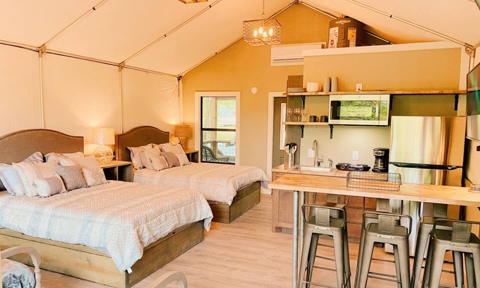 Seguin Cabin | Relaxing Romantic Cabin Retreat by the Creek - 9.4/10 Rated