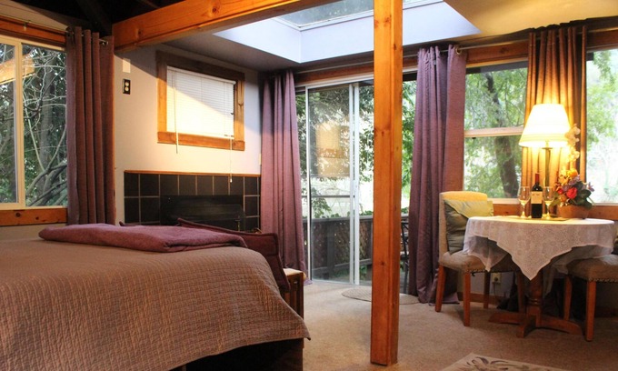 Northwood Cottage | Romantic Getaway in Russian River; Dog Friendly!