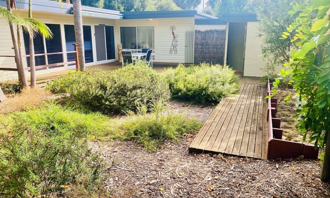 Capel Sound House | Romantic getaway, nestled amongst beautiful gardens. Wineries/golf courses/beach