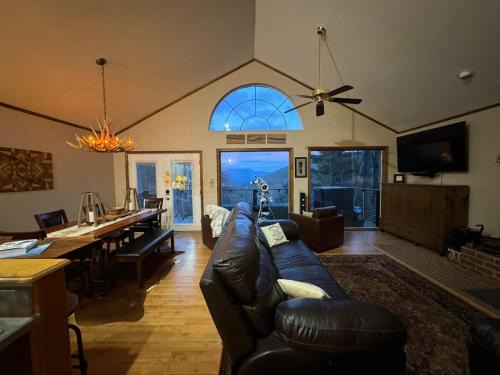 Roseland House | Romantic Getaway or Family Vacay with Mountain Views & Hot Tub