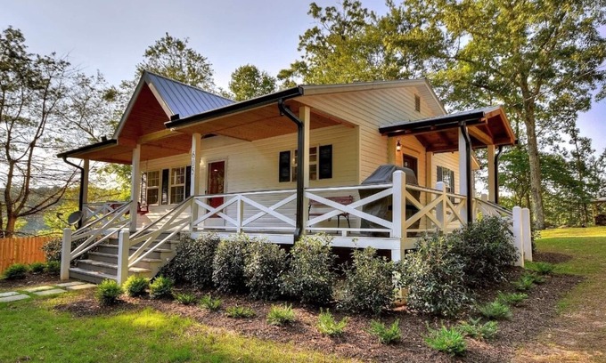 Blue Ridge Cabin | Unwind at Downtown Oasis: Hot Tub, Sauna & King Bed