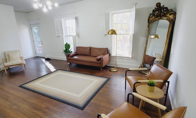 Memphis House | Romantic Getaway with Private Pool and Kitchen Amenities