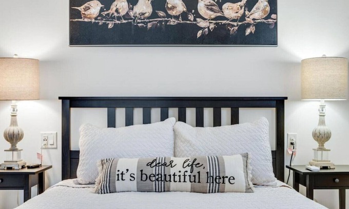 Berlin Apartment | Romantic Retreat with Hot Tub & Private Patio - Magnolia Suite