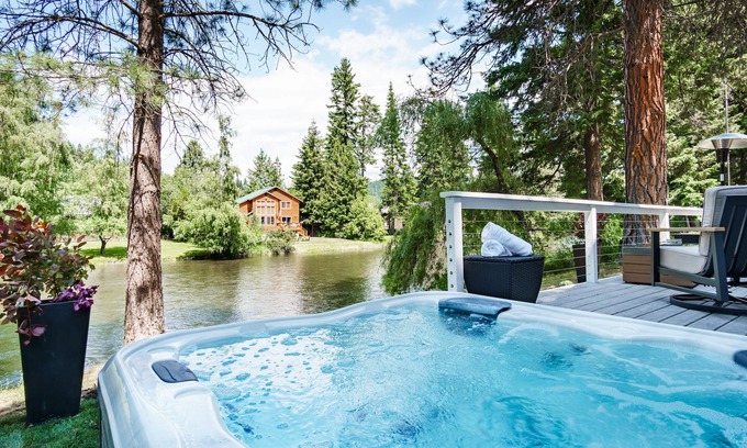 Cle Elum House | Romantic Retreat with Spa, Ocean View & Hot Tub Awaits!