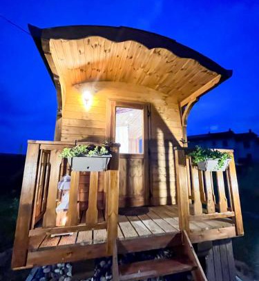 Ivrea Cabin | Enchanting Romantic Gipsy with Hot Tub & 8.9/10 Rating
