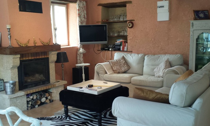 Guipy Cottage | Romantic Gite for Two with Breakfast & Kitchen Amenities
