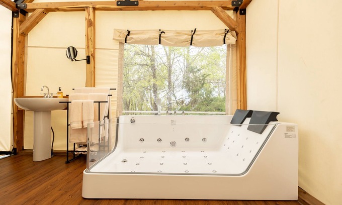Sulphur Springs Cabin | Romantic Glamping Getaway with Jacuzzi & Outdoor Shower