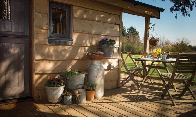Winchelsea House | Romantic Glamping Cabin with Kitchen Near Beautiful Rye
