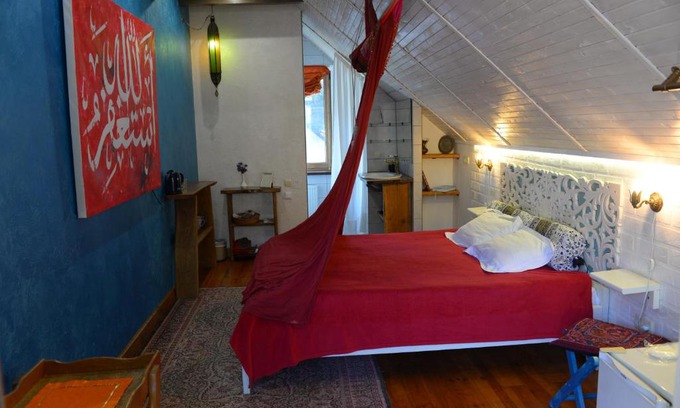 Kamenets-Podol'skiy House | Romantic Guest House: Top-Rated Getaway with Ocean Views