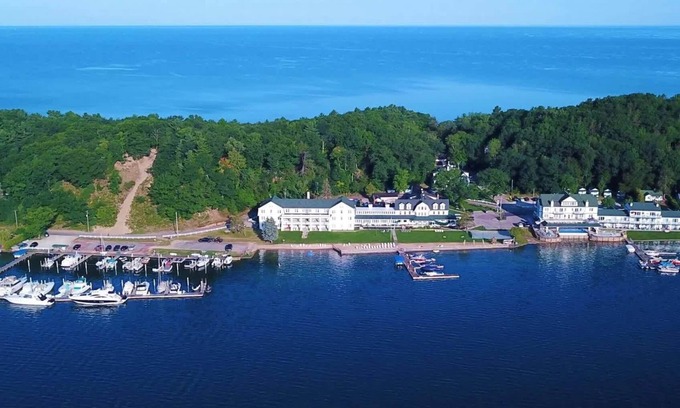 Onekama Apartment | Perfect Getaway: Studio by Two Lakes with Kayaks Included