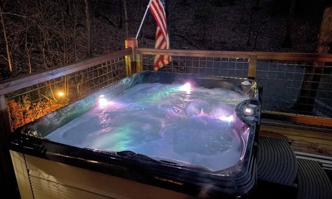 Blue Ridge Cabin | Romantic Getaway & Hiker's Haven with Stunning Lake Views